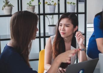 Từ vựng tiếng Trung thương mại và mẫu câu giao tiếp cơ bản