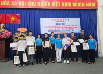 Bà Lý Kim Thy Giám đốc trung tâm tiếng Trung The Dragon tham gia trao học bổng