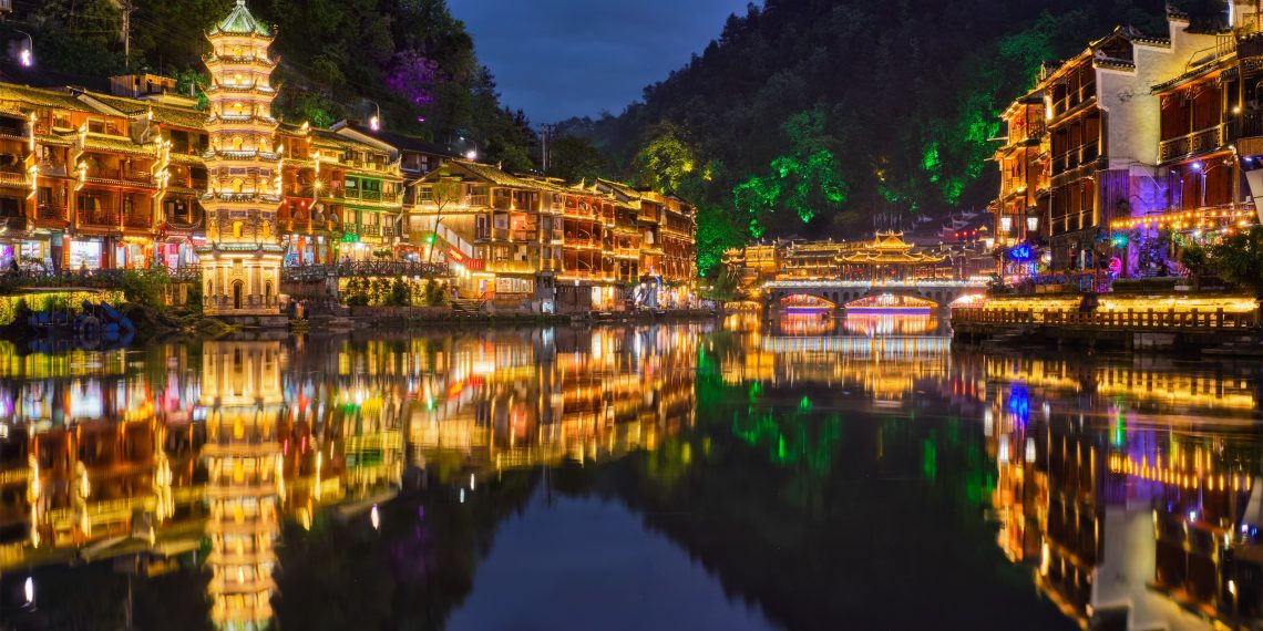 Phượng hoàng cổ trấn