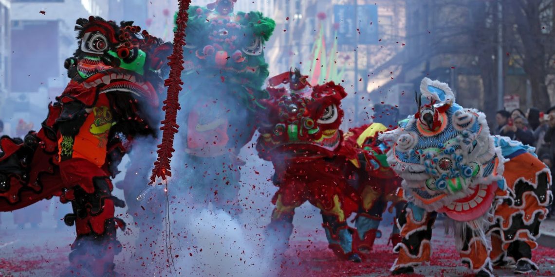 Đốt pháo mừng xuân