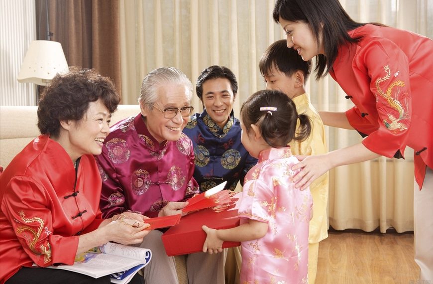 Tặng bao lì xì đỏ may mắn