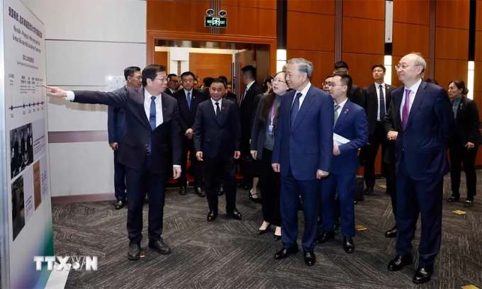 Tổng Bí thư, Chủ tịch nước Tô Lâm và đại biểu nghe giới thiệu về Đại học Thanh Hoa ngày 14/4. Ảnh: TTXVN