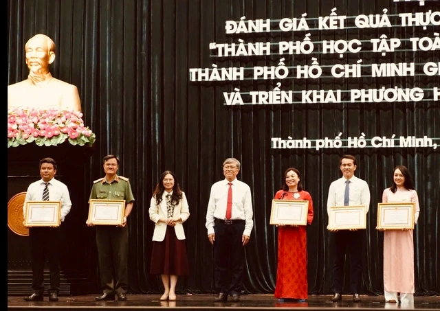 Chủ tịch UBND TP.HCM có quyết định trao bằng khen cho 23 tập thể và 24 cá nhân có thành tích tiêu biểu, xuất sắc trong công tác xây dựng TP học tập toàn cầu UNESCO trên địa bàn TP.HCM năm 2025