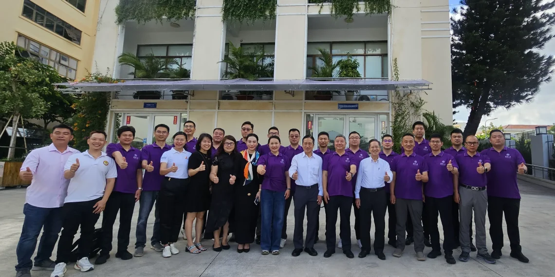 清华大学代表团到访市华文教育辅助会合照。
