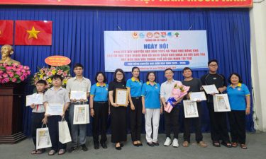 Bà Lý Kim Thy Giám đốc trung tâm tiếng Trung The Dragon tham gia trao học bổng